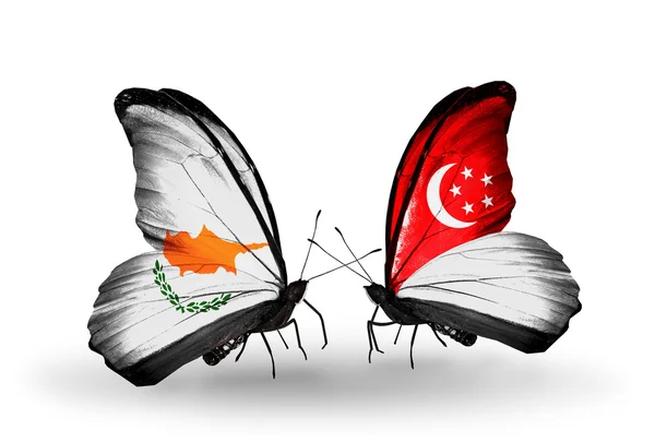 Duas borboletas com bandeiras de relações Chipre e Singapura — Fotografia de Stock