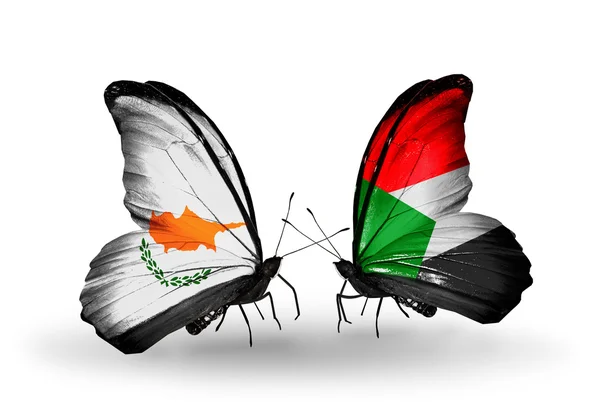 Δύο πεταλούδες με σημαίες των σχέσεων Κύπρου και Σουδάν — Φωτογραφία Αρχείου