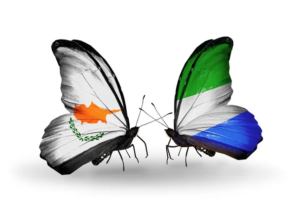 Dva motýli s vlajkami vztahy Kypru a sierra Leone — Stock fotografie