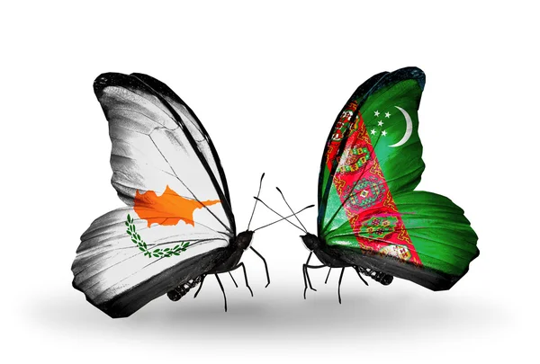 Dva motýli s vlajkami vztahů, Kypru a Turkmenistán — Stock fotografie