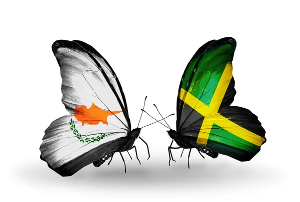 Zwei Schmetterlinge mit den Flaggen der Beziehungen Zypern und Jamaika — Stockfoto