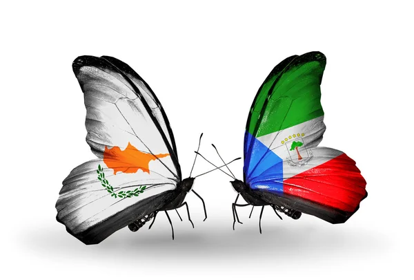 Zwei Schmetterlinge mit den Flaggen der Beziehungen Zypern und Äquatorialguinea — Stockfoto