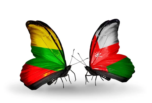 Vlinders met vlaggen van Litouwen en oman — Stockfoto
