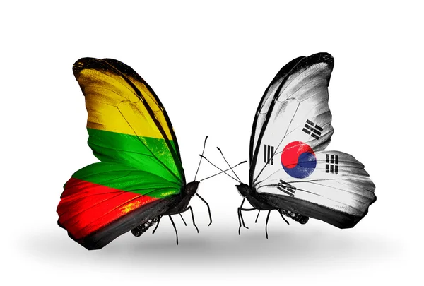 Vlinders met vlaggen van Litouwen en Zuid-korea — Stockfoto