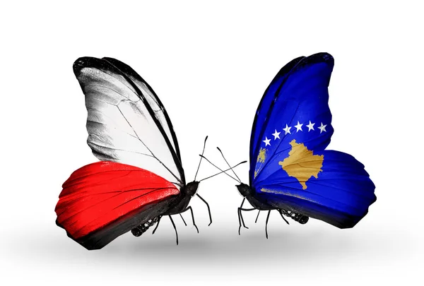 Doi fluturi cu steaguri ale Poloniei și Kosovo — Fotografie, imagine de stoc