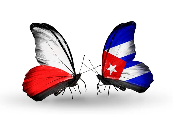 Twee vlinders met vlaggen van Polen en cuba — Stockfoto