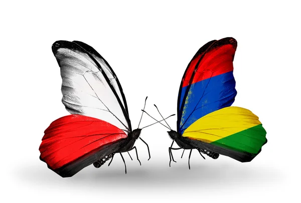 Zwei Schmetterlinge mit polnischen und mauritischen Flaggen — Stockfoto
