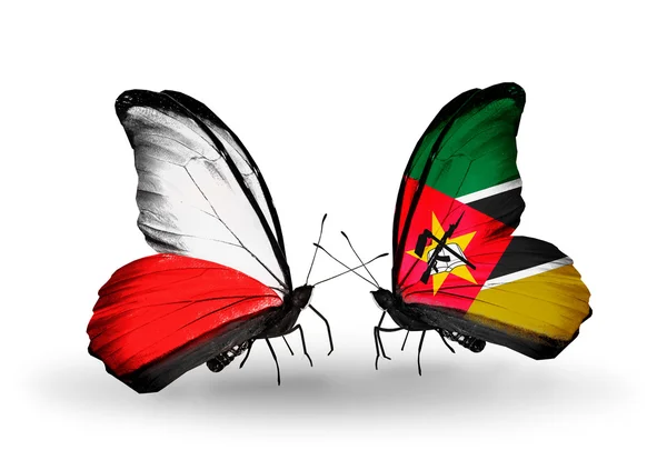 Deux papillons avec des drapeaux de la Pologne et du Mozambique — Photo