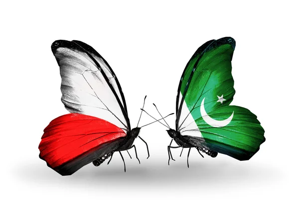 Twee vlinders met vlaggen van Polen en pakistan — Stockfoto