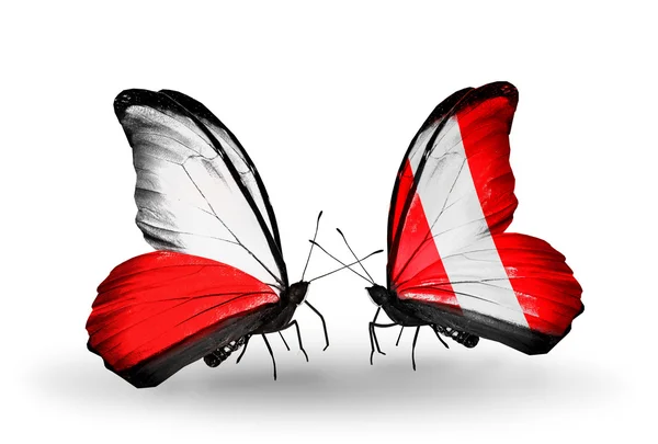 Dos mariposas con banderas de Polonia y Perú — Foto de Stock