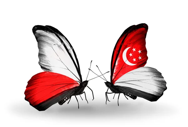 Две бабочки с флагами Польши и Сингапура — стоковое фото