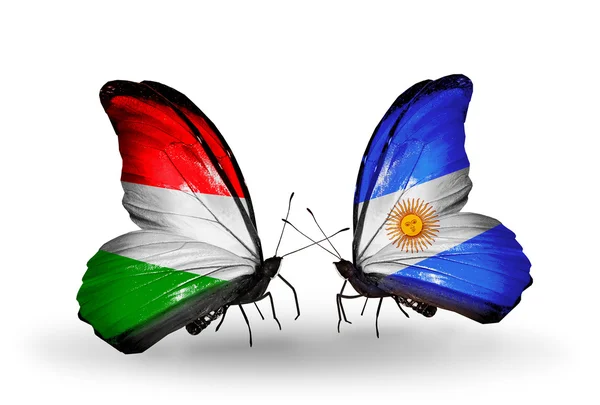Zwei Schmetterlinge mit ungarischen und argentinischen Flaggen — Stockfoto