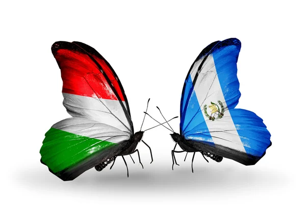 Zwei Schmetterlinge mit Flaggen Ungarns und Guatemalas — Stockfoto