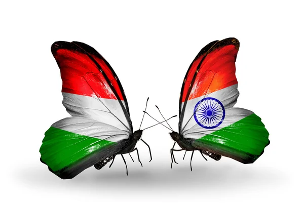 Två fjärilar med flaggor Ungern och Indien — Stockfoto