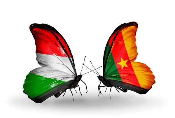 Duas borboletas com bandeiras Hungria e Camarões — Fotografia de Stock