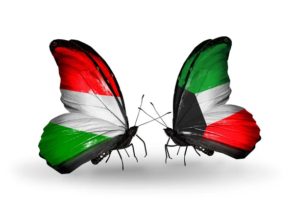 Zwei Schmetterlinge mit Fahnen Ungarns und Kuwaits — Stockfoto