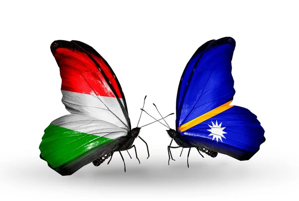 Dva motýli s vlajkami, Maďarskem a nauru — Stock fotografie
