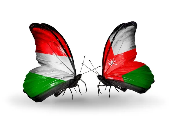 Twee vlinders met vlaggen Hongarije en oman — Stockfoto