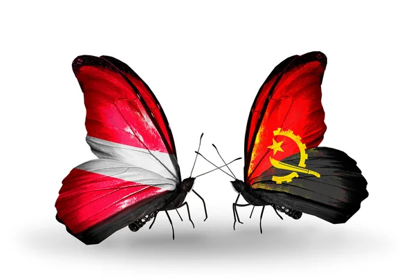 两只蝴蝶与拉脱维亚和安哥拉的国旗 — 图库照片