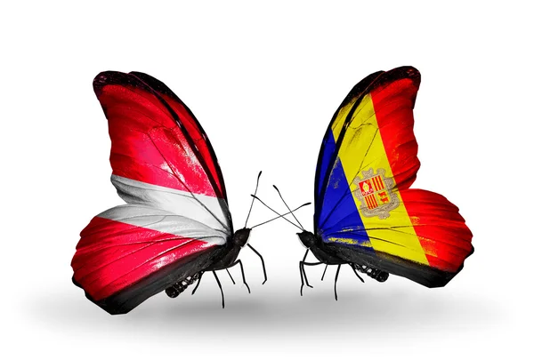 Letonya ve andorra bayrakları taşıyan iki kelebek — Stok fotoğraf