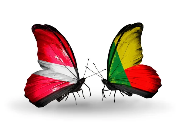 Dos mariposas con banderas de Letonia y Benín — Foto de Stock