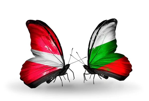 Dos mariposas con banderas de Letonia y bulgaria — Foto de Stock