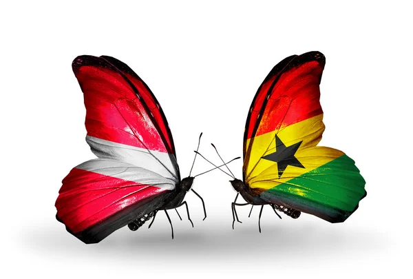 Deux papillons avec des drapeaux de Lettonie et du Ghana — Photo