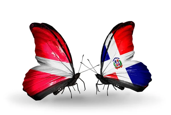两只蝴蝶与拉脱维亚和多米尼加的国旗 — 图库照片