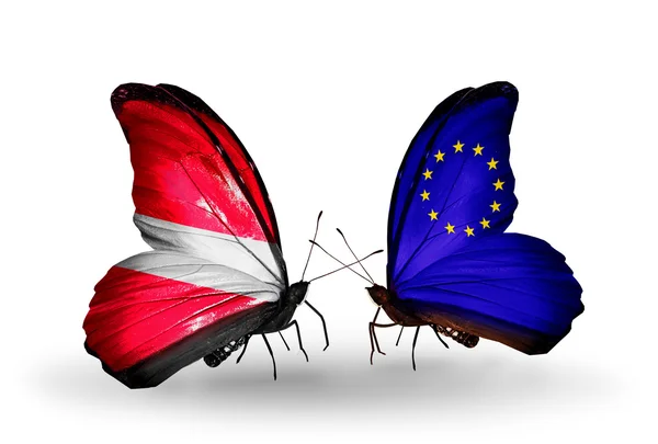 Dos mariposas con banderas de Letonia y de la Unión Europea — Foto de Stock