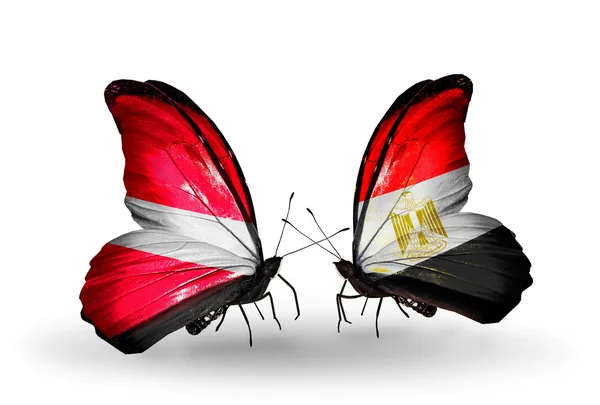 ラトビアとエジプトのフラグを持つ 2 つの蝶 — ストック写真