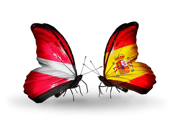 Deux papillons avec des drapeaux de Lettonie et d'Espagne — Photo