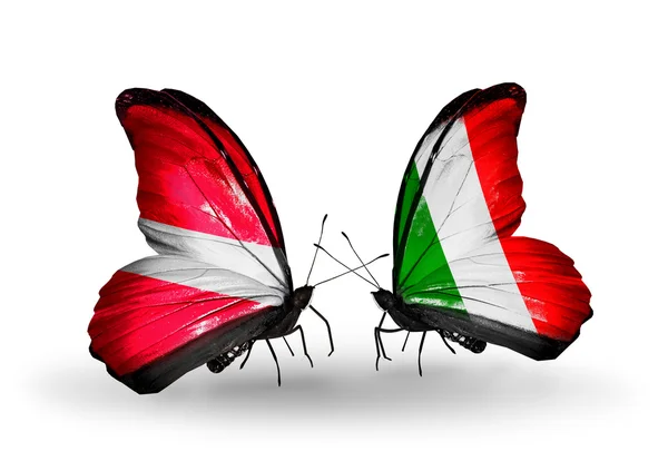 Две бабочки с флагами Латвии и Италии — стоковое фото