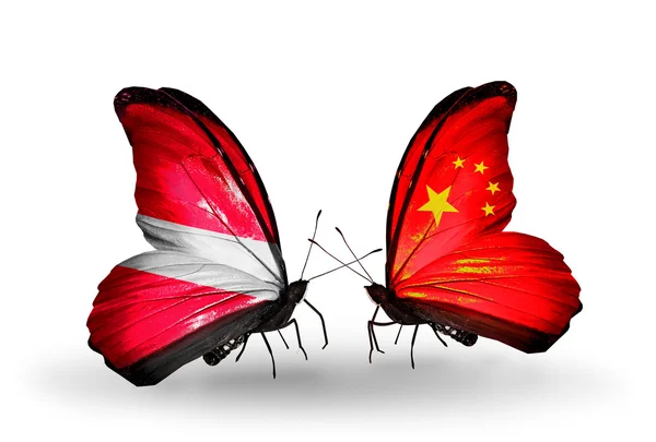 Duas borboletas com bandeiras da Letónia e da China — Fotografia de Stock