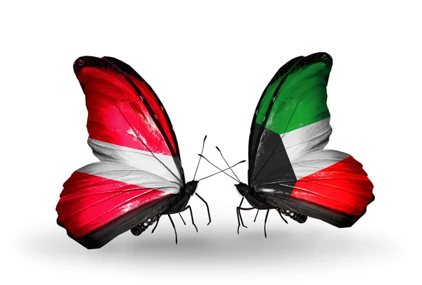 两只蝴蝶与拉脱维亚和科威特国旗 — 图库照片