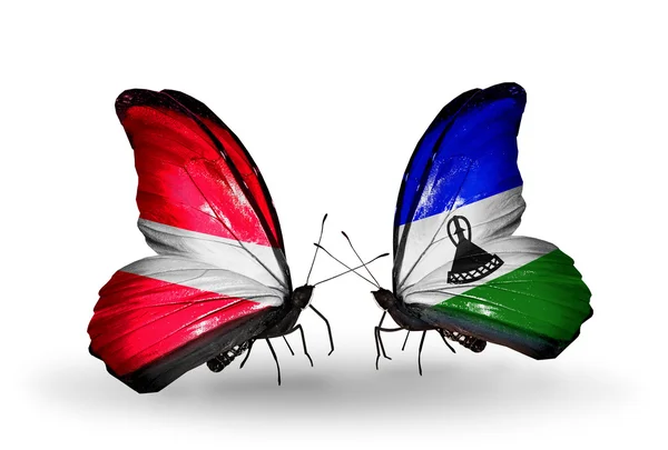 Dos mariposas con banderas de Letonia y Lesotho — Foto de Stock