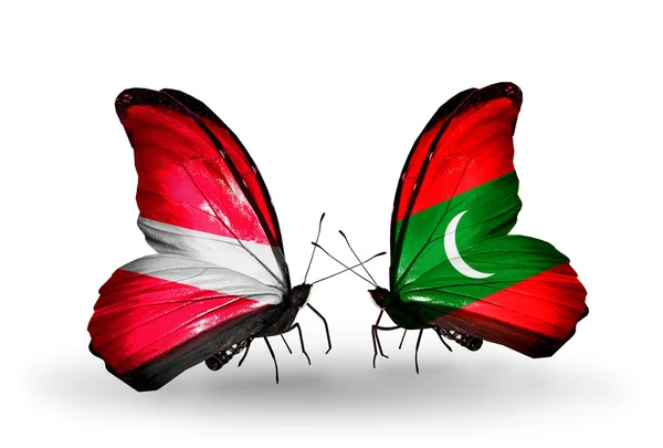 蝴蝶与拉脱维亚和马尔代夫国旗 — 图库照片