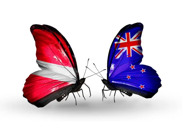 Mariposas con banderas de Letonia y Nueva Zelanda — Foto de Stock