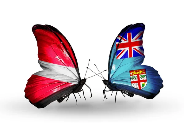 Letonya ve fiji bayrakları taşıyan kelebekler — Stok fotoğraf