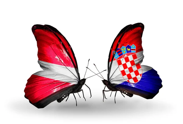 Schmetterlinge mit Fahnen von Lettland und Kroatien — Stockfoto