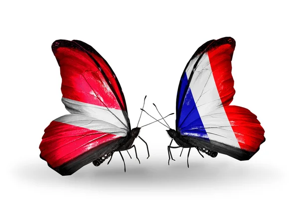 Papillons avec des drapeaux de Lettonie et de France — Photo