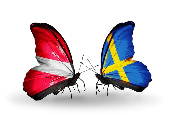 Mariposas con banderas de Letonia y Suecia — Foto de Stock