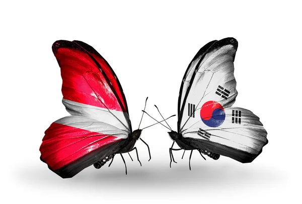 Schmetterlinge mit Flaggen Lettlands und Südkoreas — Stockfoto