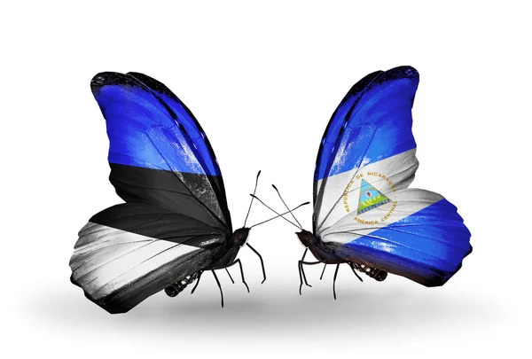 エストニア、ニカラグアの国旗と 2 匹の蝶 — ストック写真