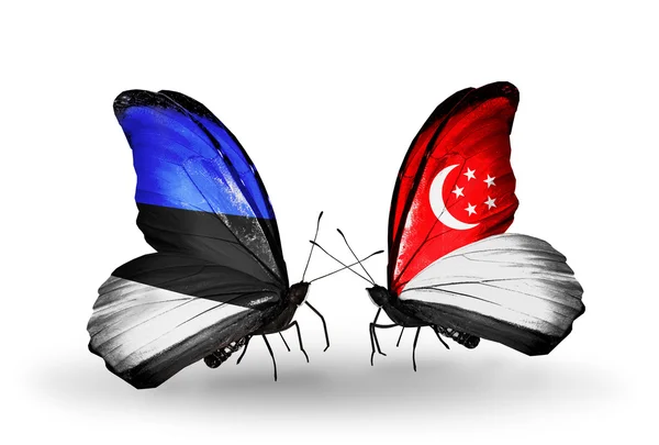 Twee vlinders met vlaggen van Estland en singapore — Stockfoto