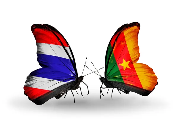 Duas borboletas com bandeiras da Tailândia e Camarões — Fotografia de Stock