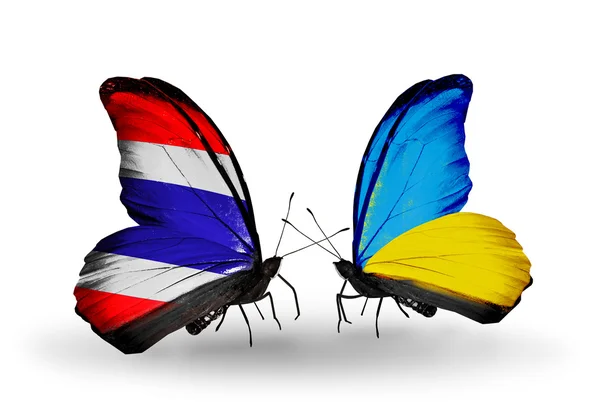 Бабочки с флагами на крыльях Таиланда и Украины — стоковое фото