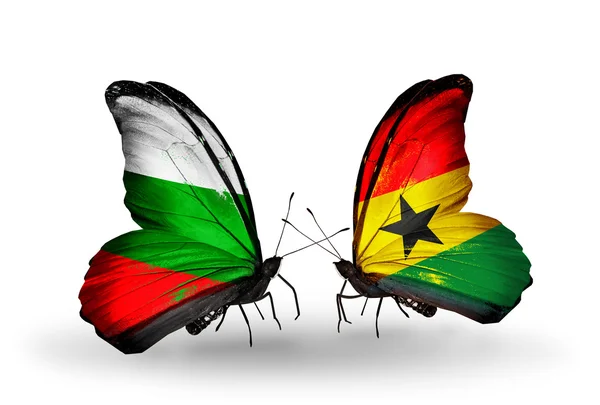 Mariposas con banderas de Bulgaria y Ghana en alas — Foto de Stock