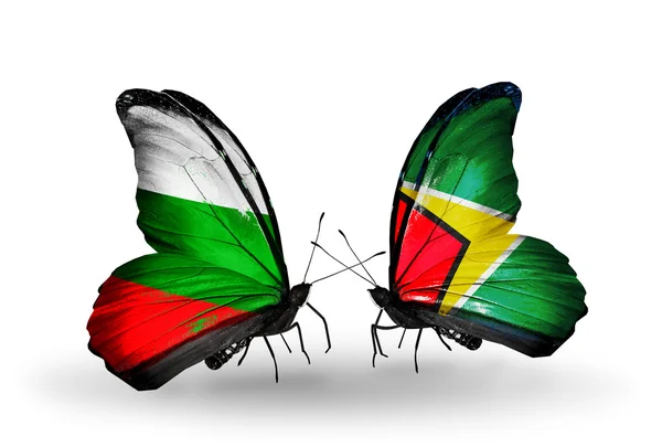 Mariposas con banderas de Bulgaria y Guyana en alas — Foto de Stock