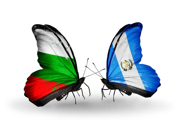 Farfalle con bandiere Bulgaria e Guatemala sulle ali — Foto Stock