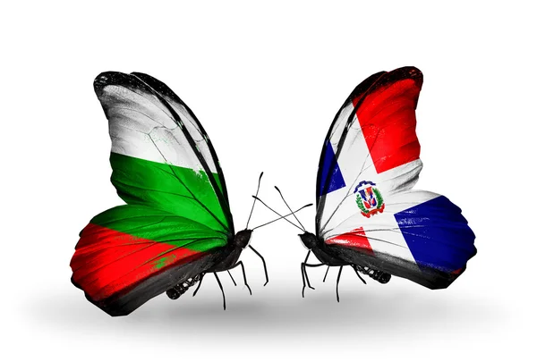 蝴蝶翅膀上的保加利亚和多米尼加标志 — 图库照片